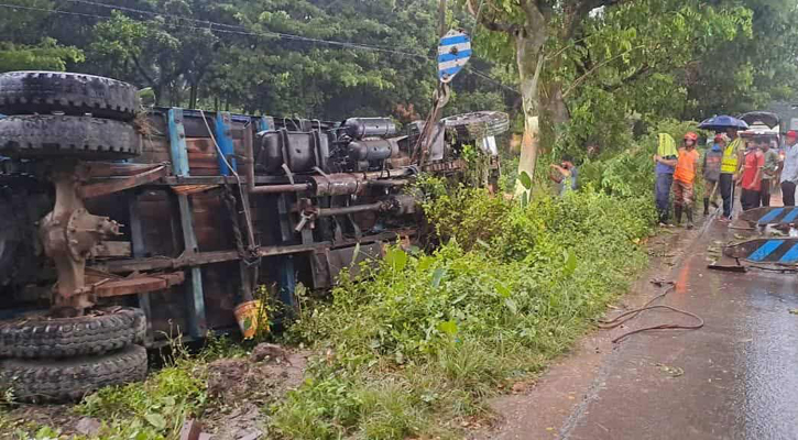 আলুবোঝাই ট্রাক খাদে, চালক নিহত 